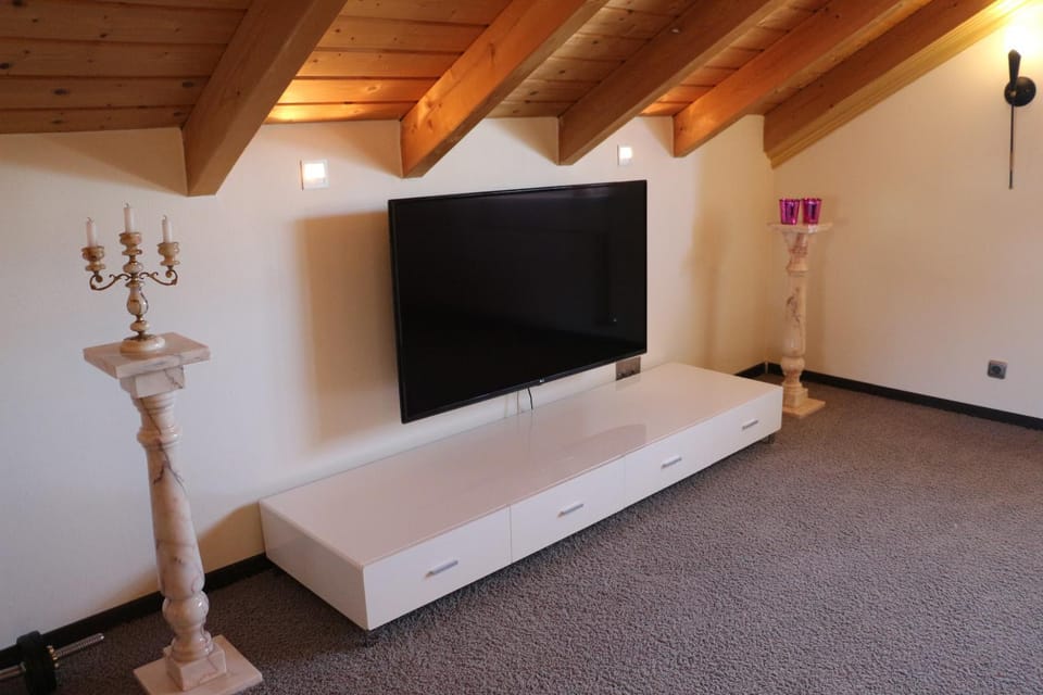 TV and multimedia, Photo of the whole room