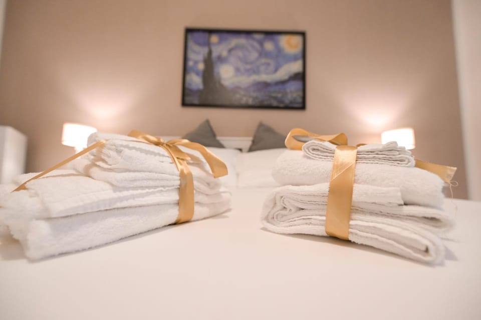 Bed, Photo of the whole room, Bedroom, towels