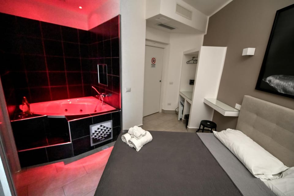 Bed, Hot Tub, Photo of the whole room, Bedroom, Bath, towels