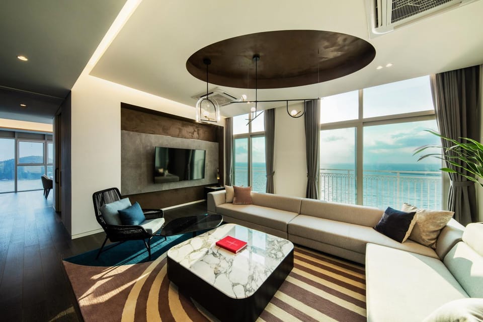 Communal lounge/ TV room, Natural landscape, TV and multimedia, Living room, Seating area, Sea view