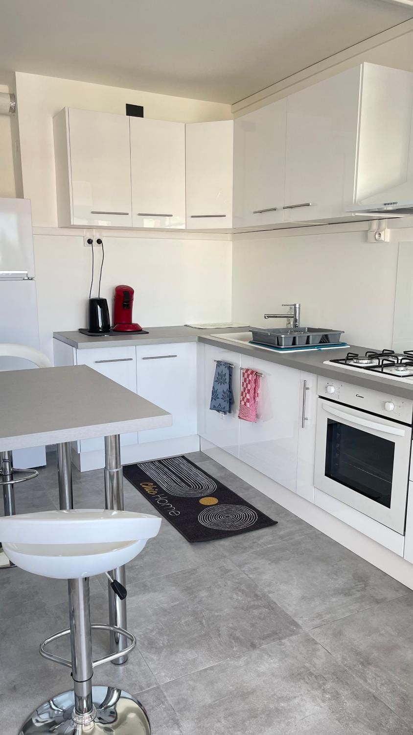 Kitchen or kitchenette