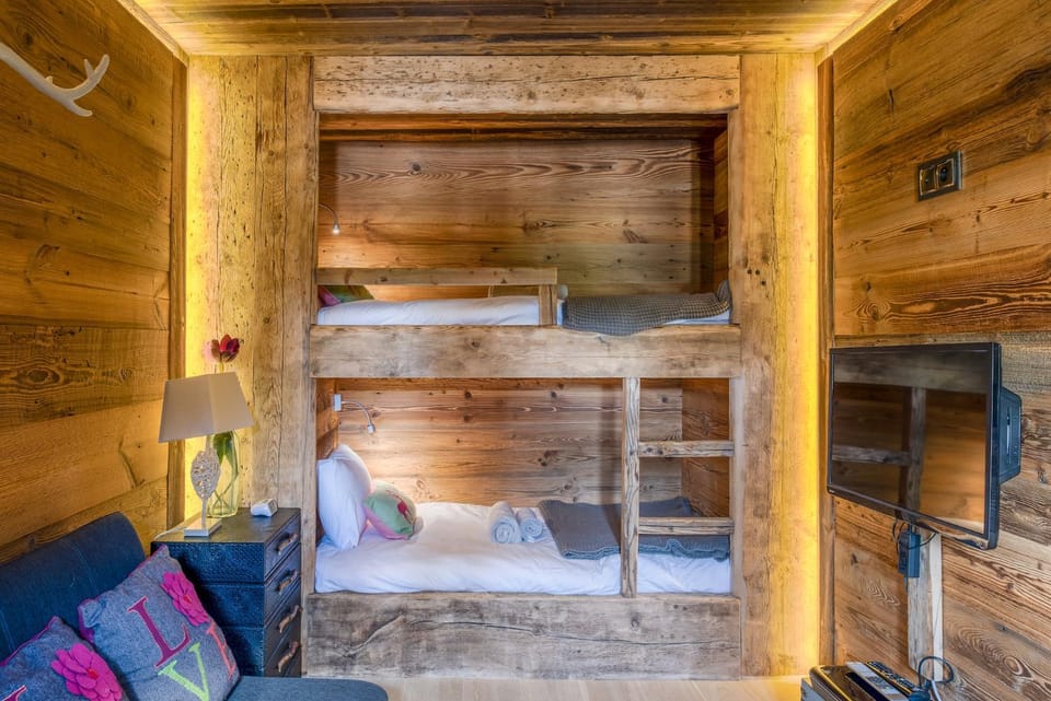 Bedroom, bunk bed