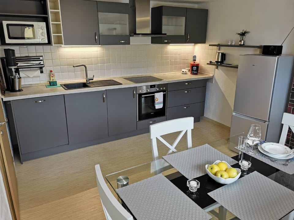 Kitchen or kitchenette, Dining area