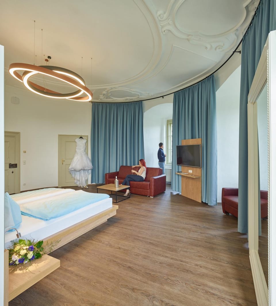 Bed, TV and multimedia, Living room, Photo of the whole room, Seating area, Bedroom