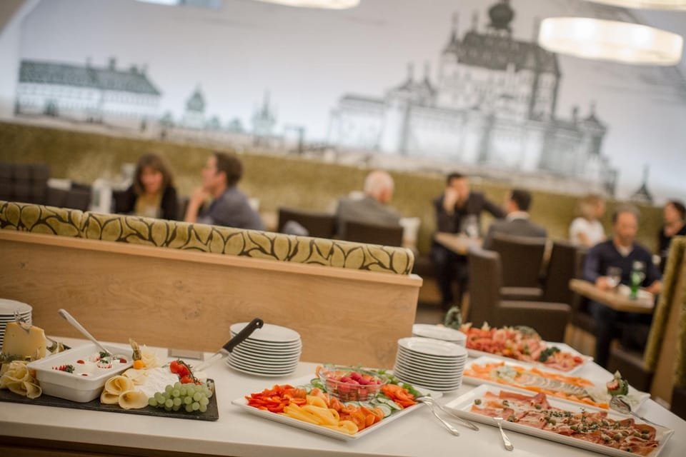 Restaurant/places to eat, Breakfast, Buffet breakfast