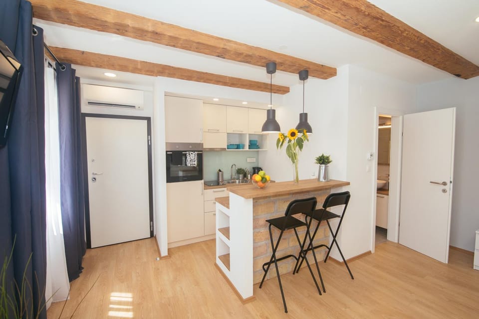 Kitchen or kitchenette, Seating area, Dining area