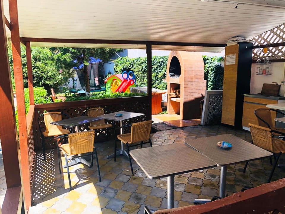 Restaurant/places to eat, BBQ facilities