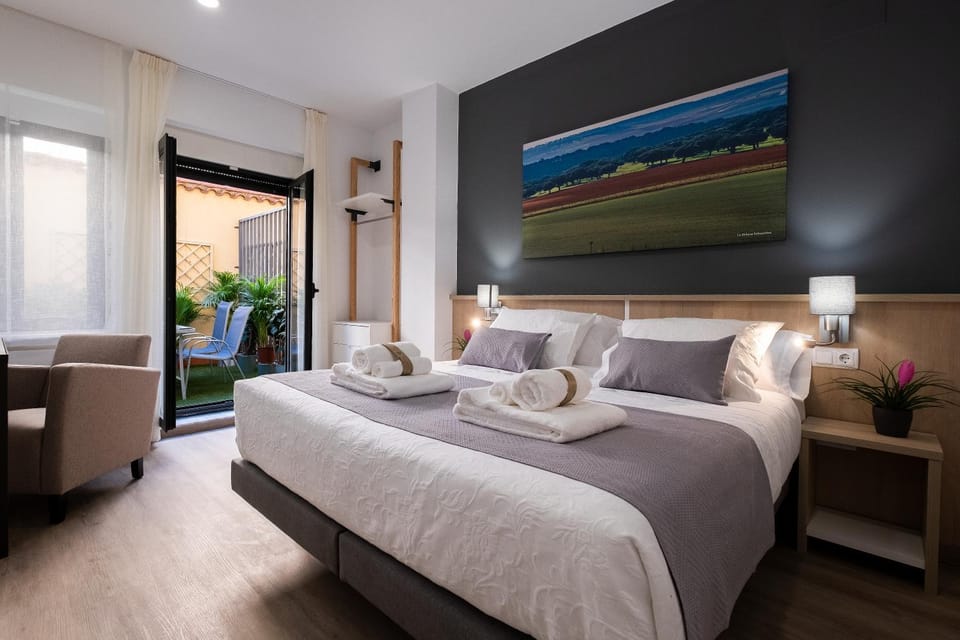 Bed, Bedroom, Garden view