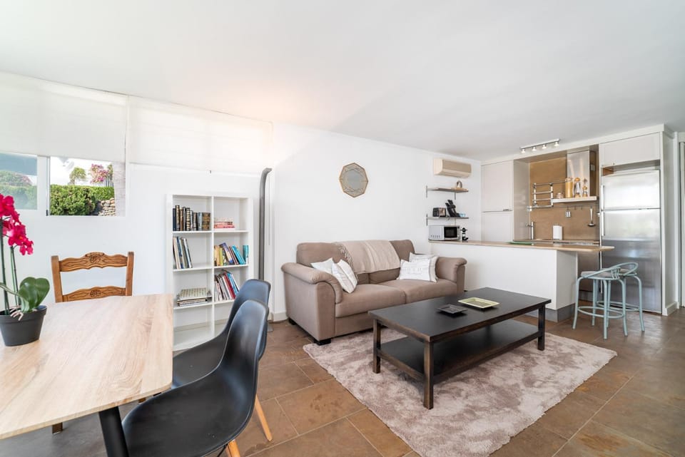 Kitchen or kitchenette, Living room, Seating area, Dining area, minibar, pet friendly, stove