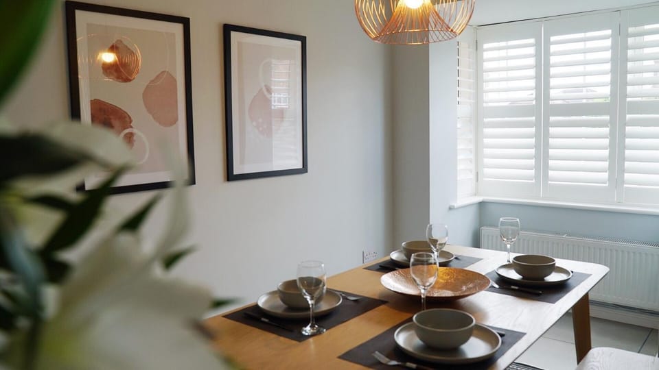 The Pavilion - Stunning, 4 Bedroom House with Free Parking House in Wakefield