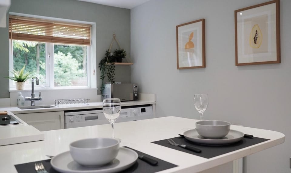 The Pavilion - Stunning, 4 Bedroom House with Free Parking House in Wakefield