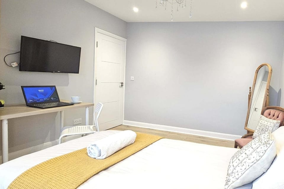 Beautiful guest rooms, Free Parking, 30min Heathrow, 40min Wembley, 60min Central London Vacation rental in Southall