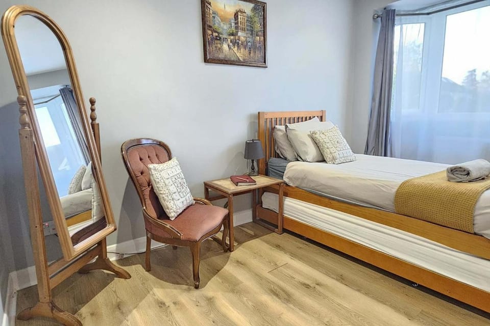 Beautiful guest rooms, Free Parking, 30min Heathrow, 40min Wembley, 60min Central London Vacation rental in Southall