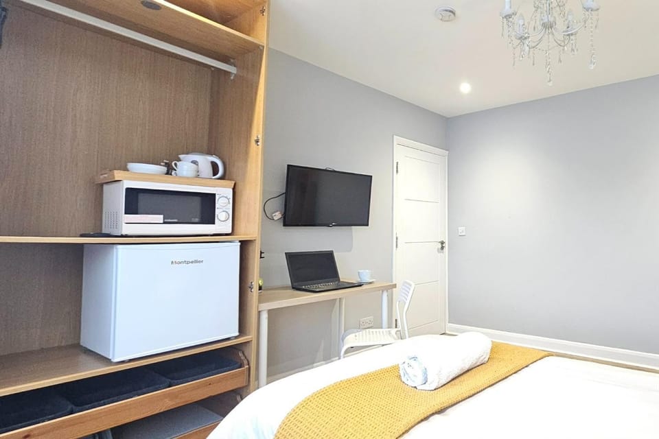 Beautiful guest rooms, Free Parking, 30min Heathrow, 40min Wembley, 60min Central London Vacation rental in Southall