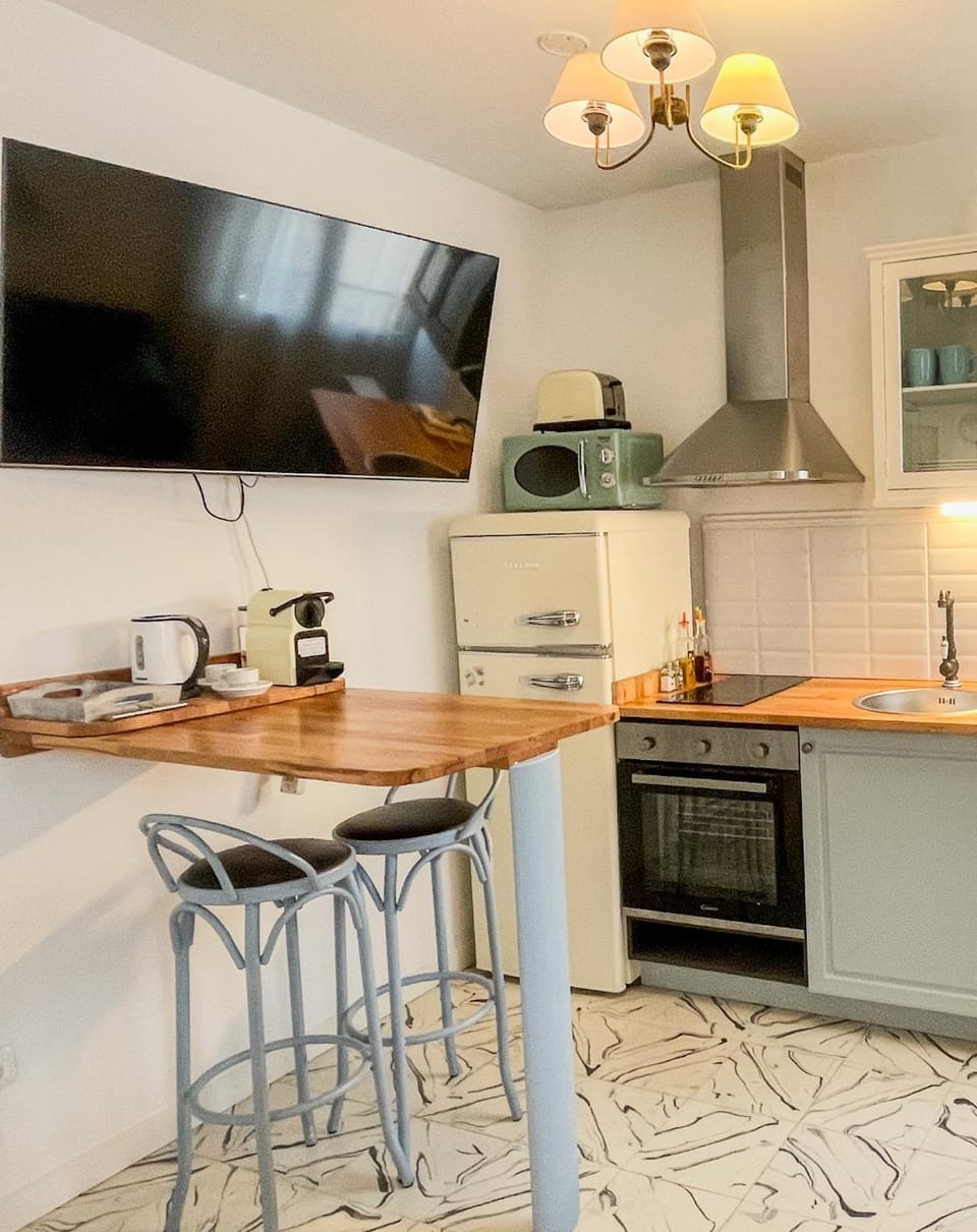 TV and multimedia, Coffee/tea facilities, Kitchen or kitchenette, Dining area, oven, stove, toaster