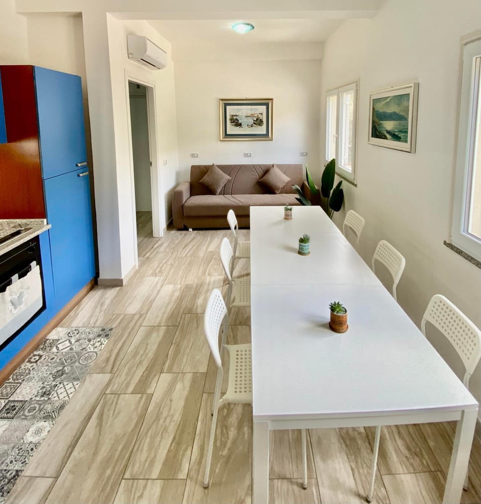 TV and multimedia, Kitchen or kitchenette, Living room, Seating area, Dining area, air conditioner