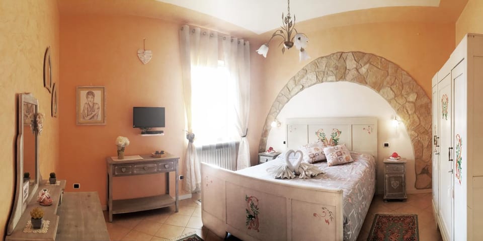 TV and multimedia, View (from property/room), Bedroom, cot, Family