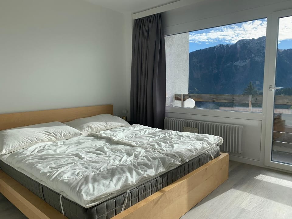 Bedroom, Mountain view