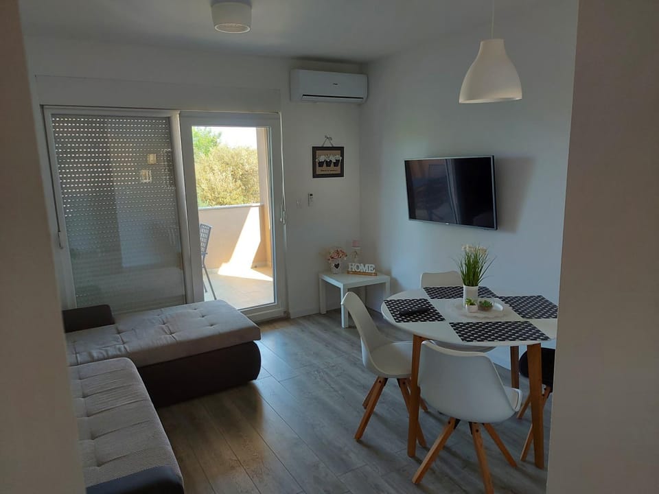 TV and multimedia, Seating area, Dining area