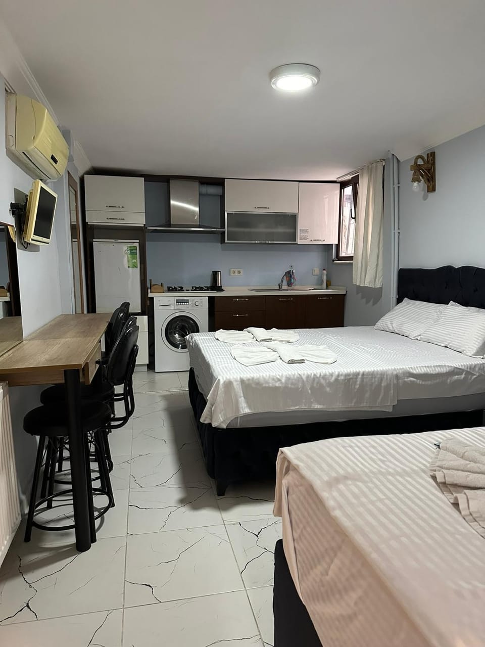 Bed, TV and multimedia, Kitchen or kitchenette, Photo of the whole room, Seating area, Dining area, Bedroom, towels, air conditioner