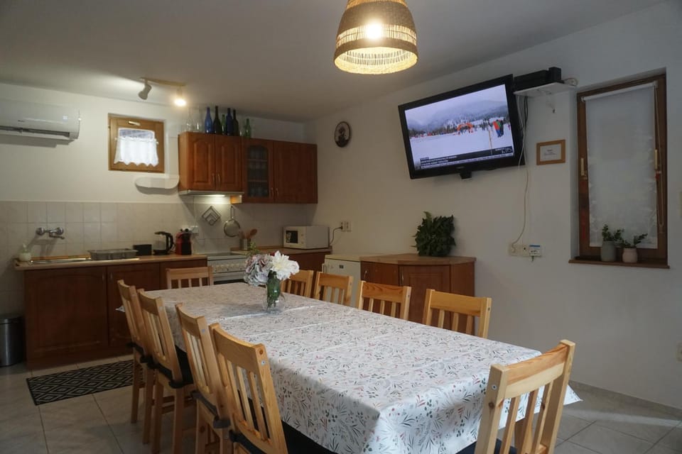 TV and multimedia, Kitchen or kitchenette, Dining area, stove, air conditioner