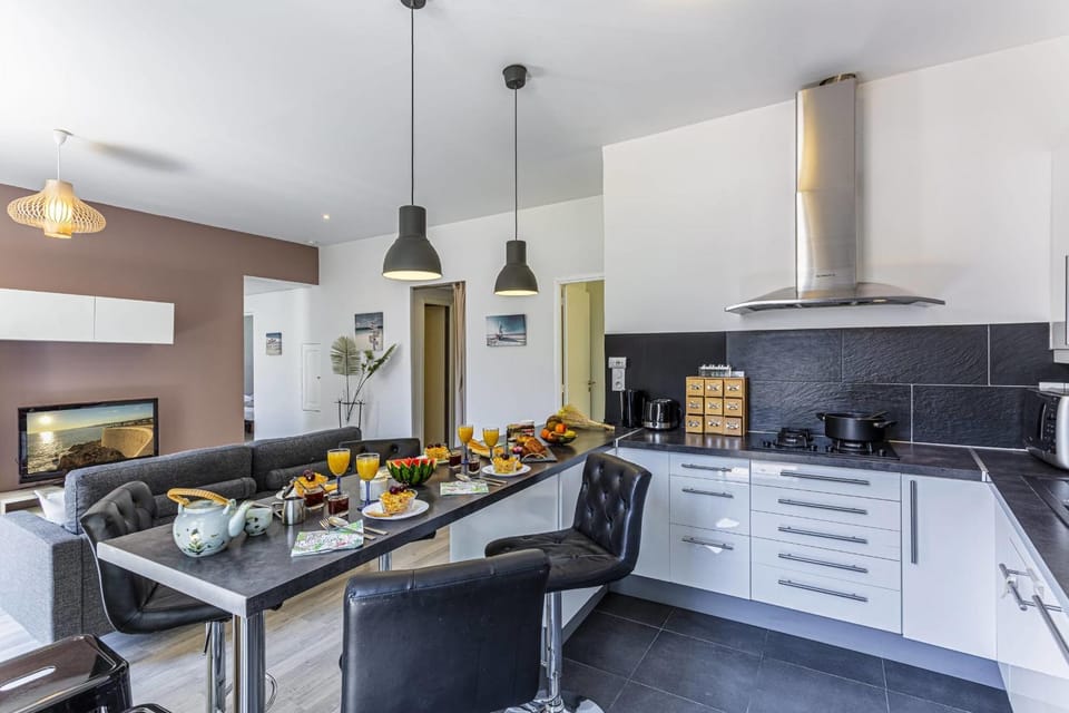 MY CASA - GUISOL - Typical Nice 3 Bedroom AC near Port Apartment in Nice