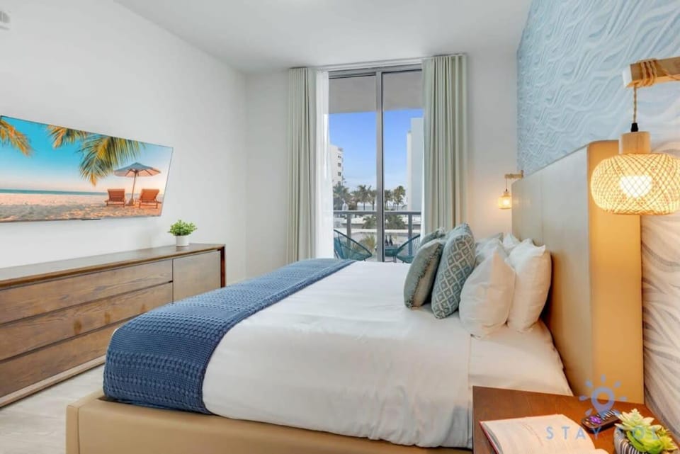 Rooftop Pool & Hot Tub - Gym - Hollywood Beach Apartment in Hollywood Beach