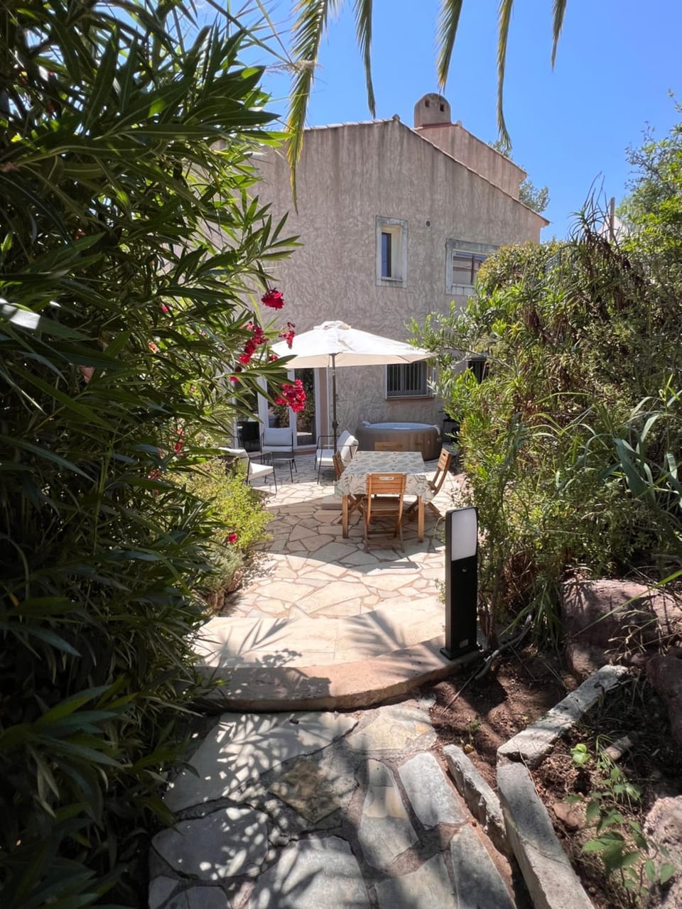 SIMONE, Appartement maison, quartier calme, grande terrasse, SPA, barbecue, 2 chambres Apartment in Saint-Raphael