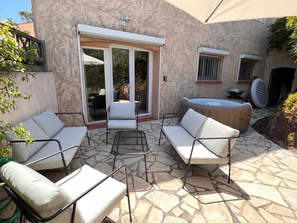 SIMONE, Appartement maison, quartier calme, grande terrasse, SPA, barbecue, 2 chambres Apartment in Saint-Raphael