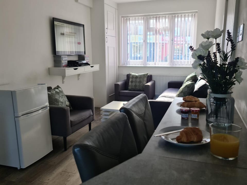 TV and multimedia, Kitchen or kitchenette, Living room, Seating area