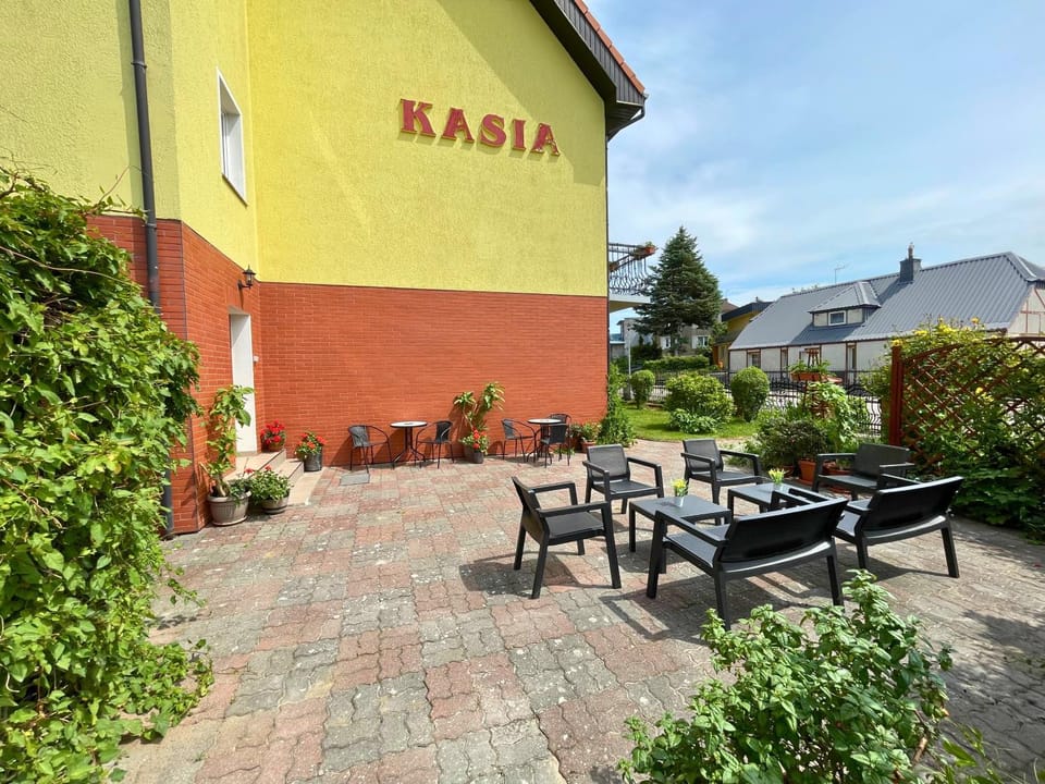 Property building, Patio, Day, Garden, Seating area
