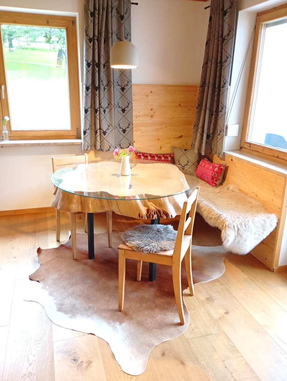 Living room, Seating area, Dining area