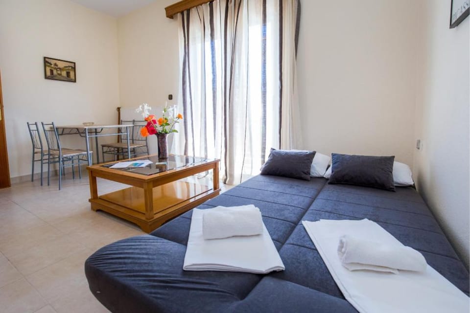 Bed, Living room, Seating area, air conditioner