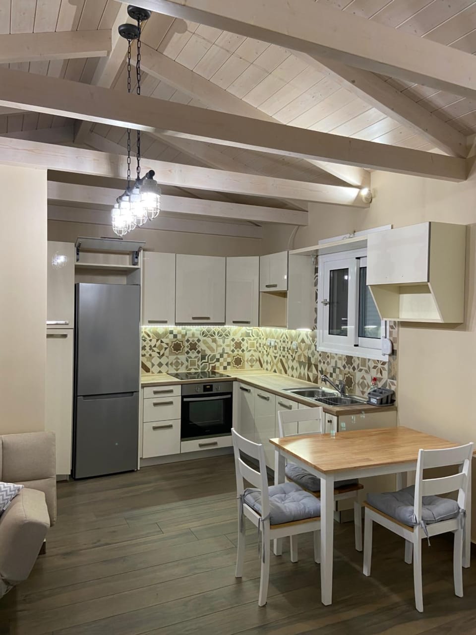Dining area, dishwasher