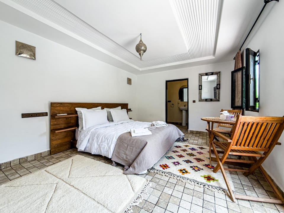 Bed, Living room, Photo of the whole room, Seating area, Dining area, Bedroom, towels
