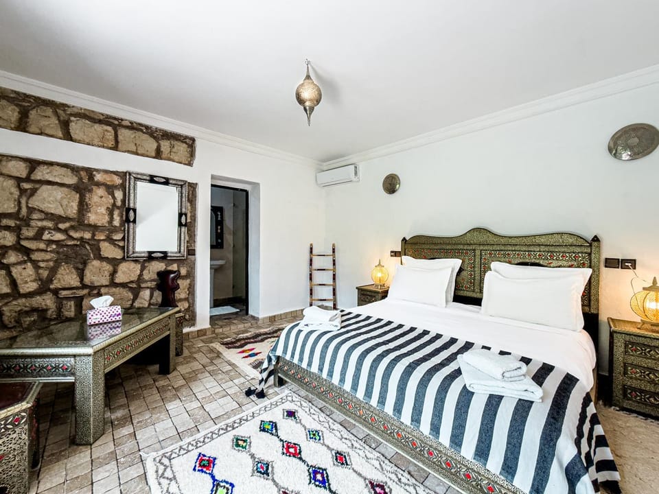 Bed, Photo of the whole room, Bedroom, air conditioner
