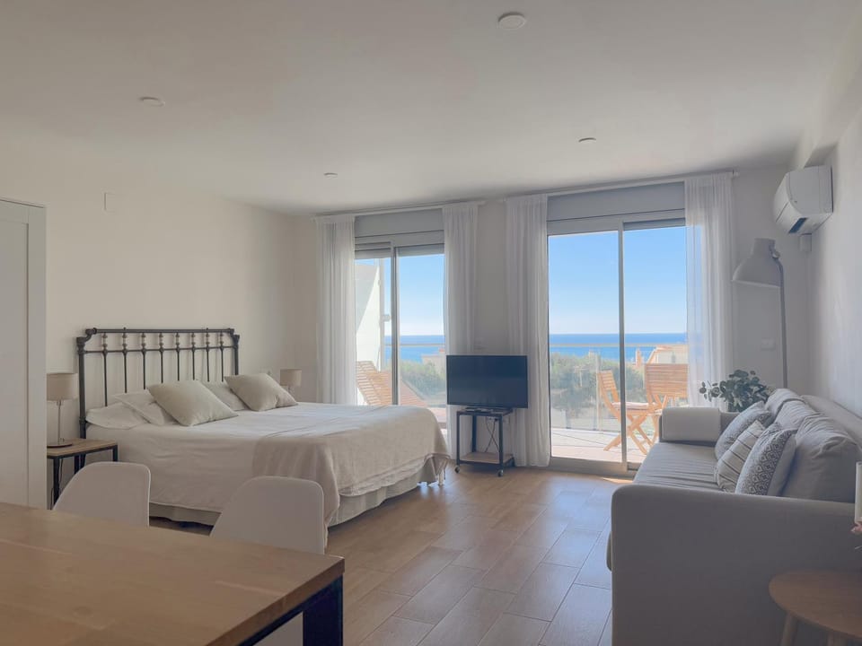 Communal lounge/ TV room, Bed, Natural landscape, TV and multimedia, Photo of the whole room, Evening entertainment, Bedroom, Sea view