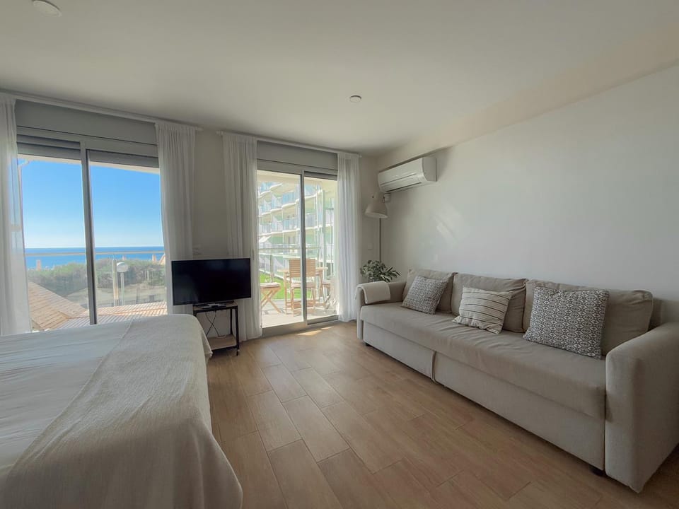 Communal lounge/ TV room, Bed, Natural landscape, TV and multimedia, Living room, Photo of the whole room, Seating area, Evening entertainment, Bedroom, Sea view