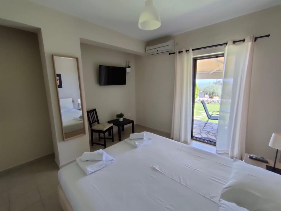 Bed, TV and multimedia, Bedroom, air conditioner