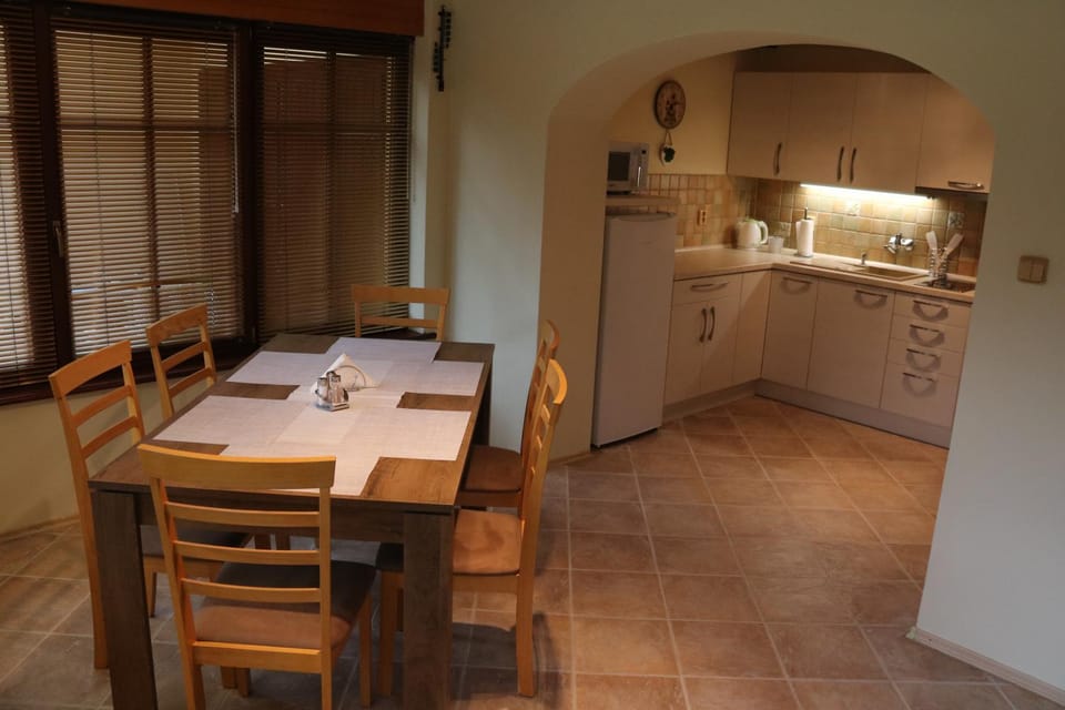 Kitchen or kitchenette, Dining area