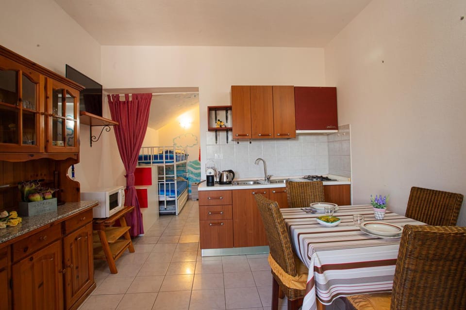 Kitchen or kitchenette, Dining area, stove