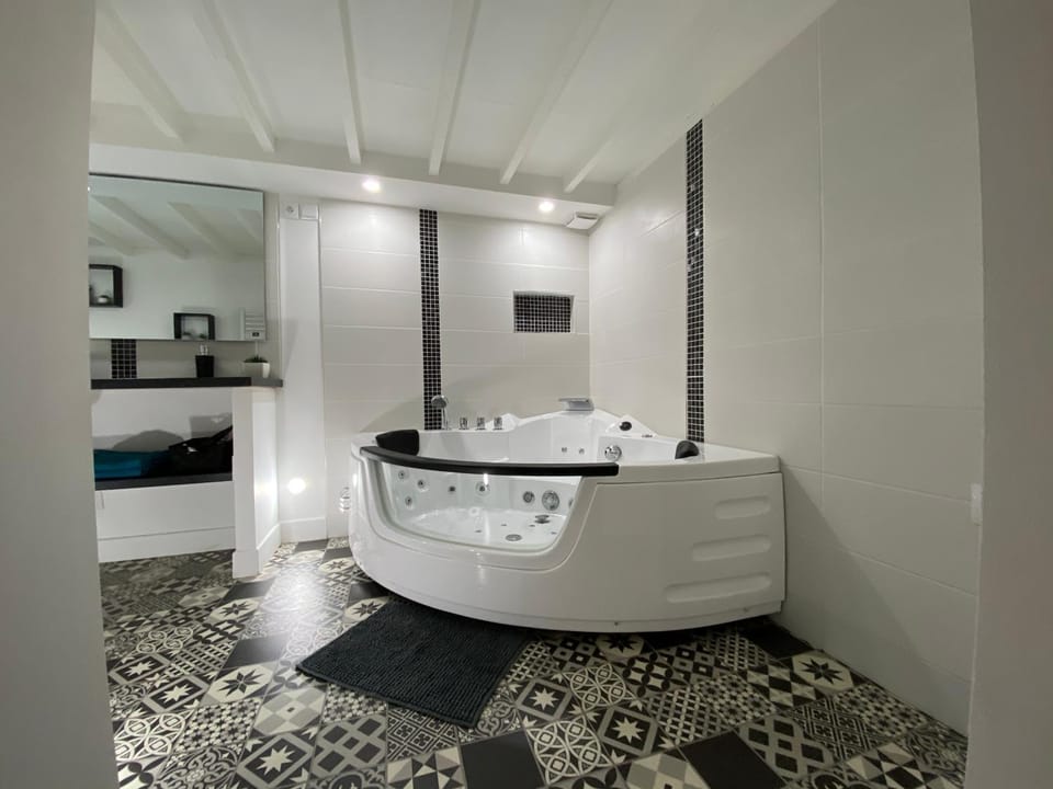 LH Évasion loft pour 2 avec balnéo Apartment in Le Havre