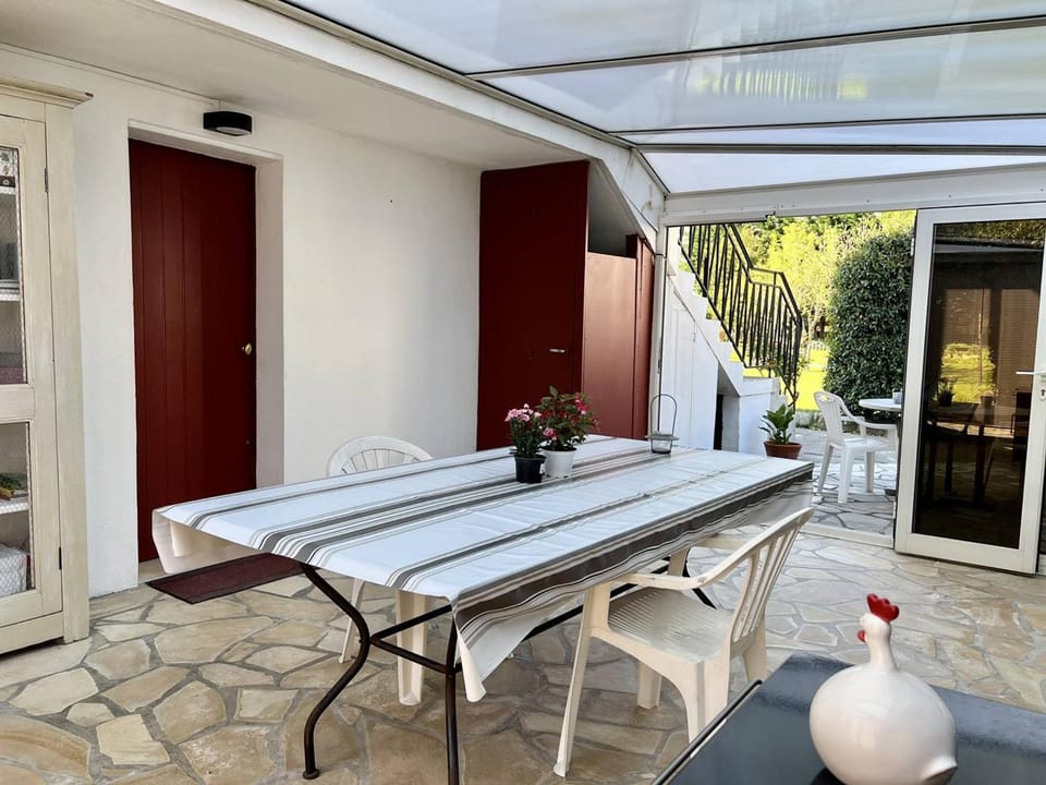 Cambo-les-Bains : T1 Bis rénové avec terrasse, Wi-Fi, pour 2 personnes - FR-1-495-93 Apartment in French Basque Country