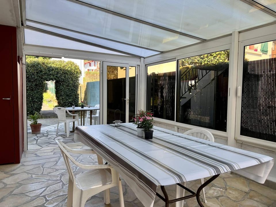 Cambo-les-Bains : T1 Bis rénové avec terrasse, Wi-Fi, pour 2 personnes - FR-1-495-93 Apartment in French Basque Country