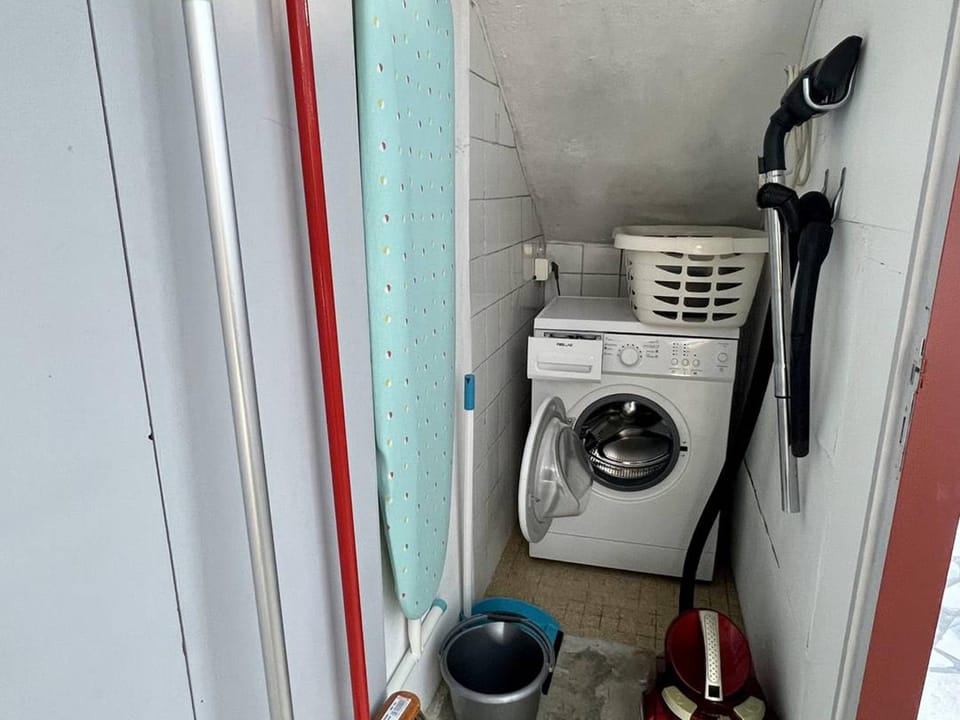 Cambo-les-Bains : T1 Bis rénové avec terrasse, Wi-Fi, pour 2 personnes - FR-1-495-93 Apartment in French Basque Country