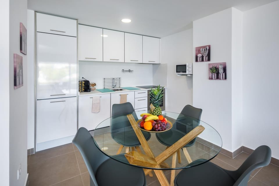 Kitchen or kitchenette, Seating area, Dining area, Food