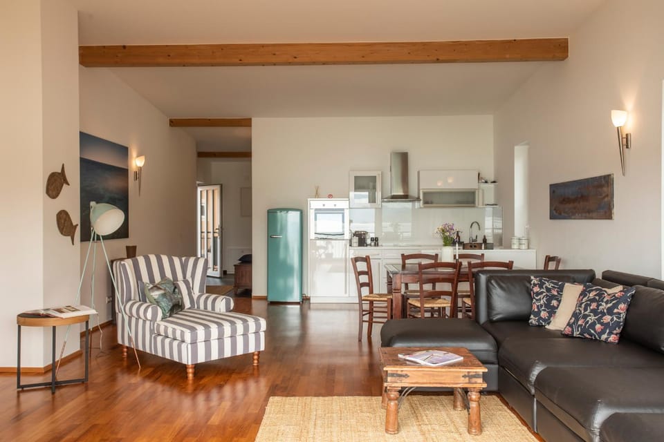 Kitchen or kitchenette, Living room, Seating area, Dining area