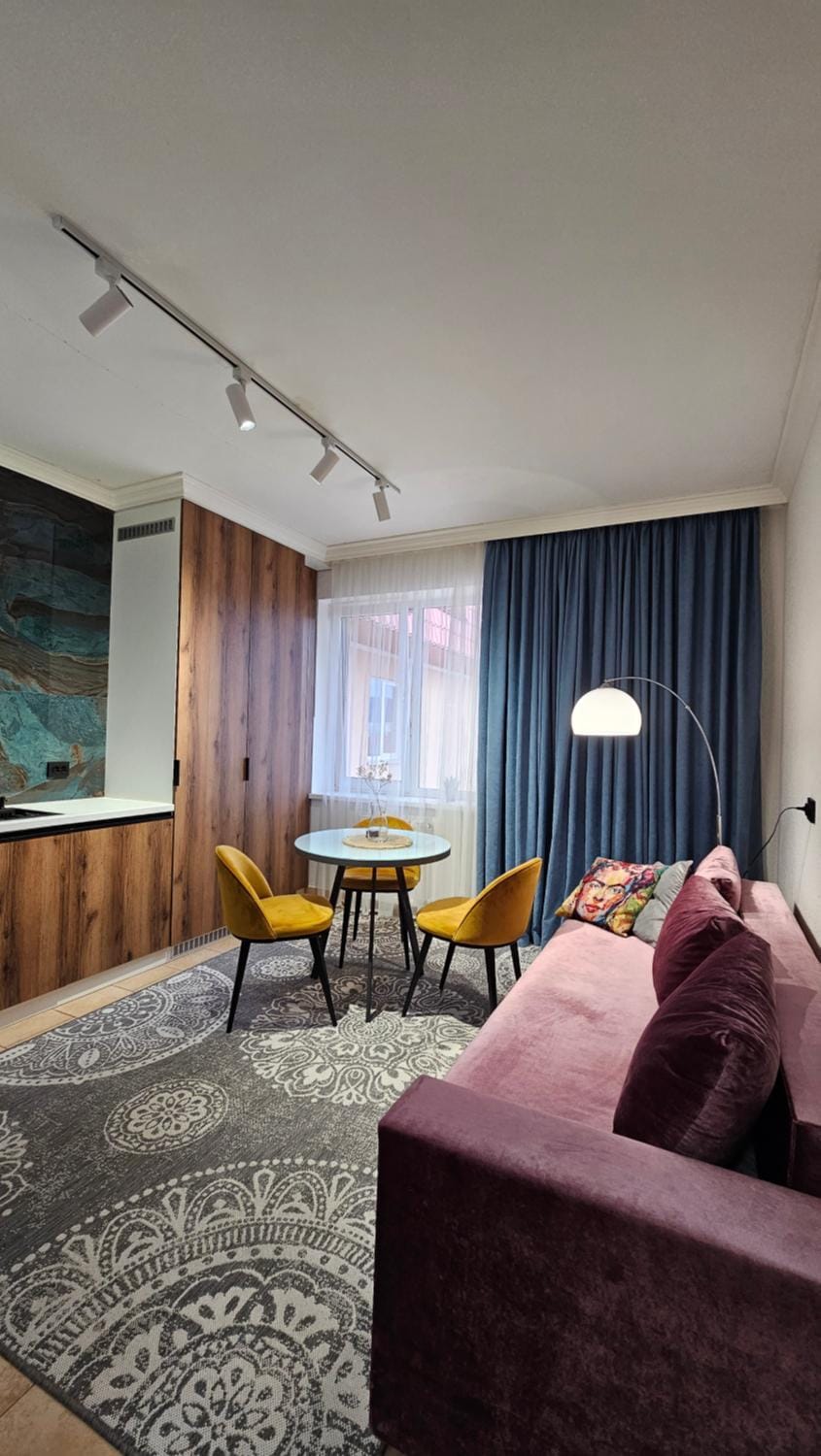 Photo of the whole room, Seating area