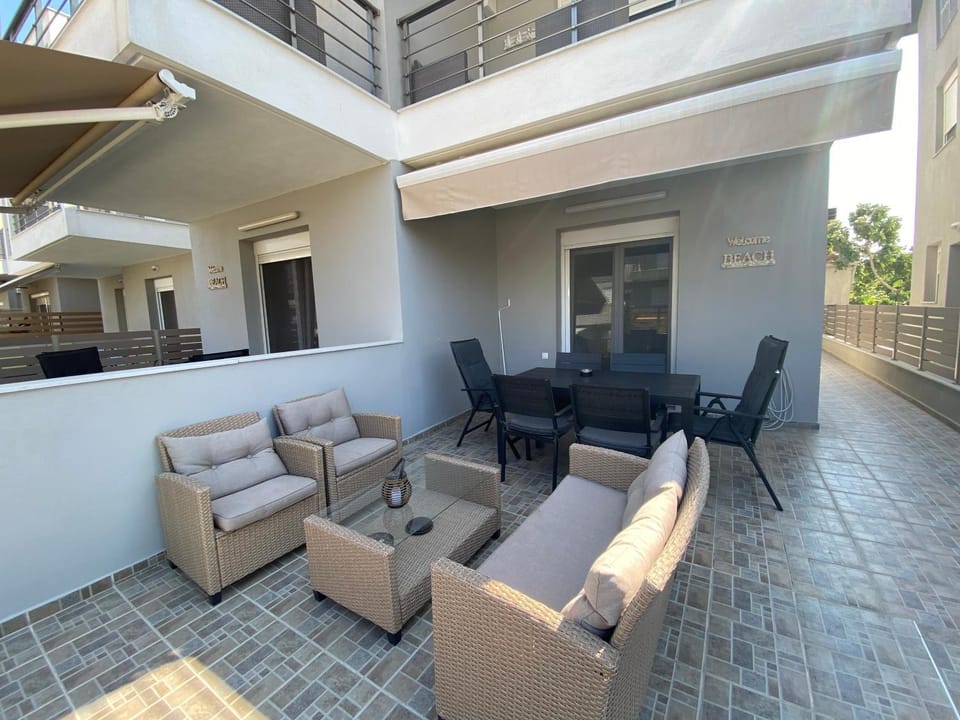 Property building, Patio, Day, Balcony/Terrace, Seating area, Dining area