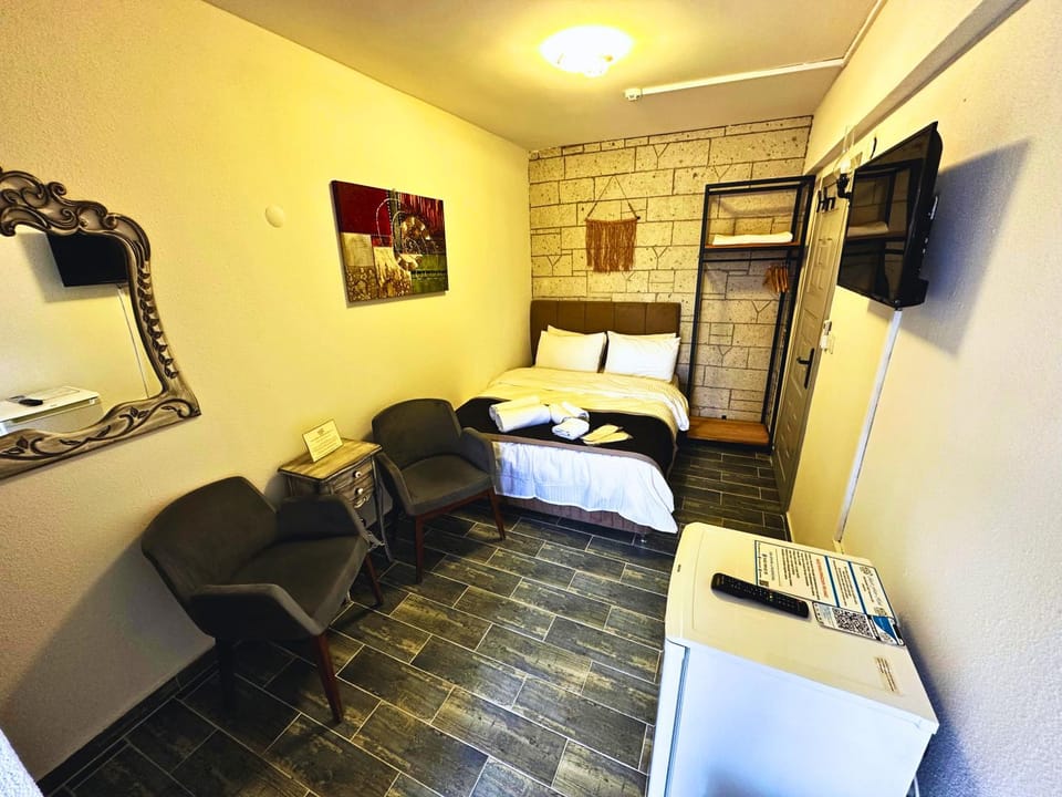 Bed, TV and multimedia, Bedroom